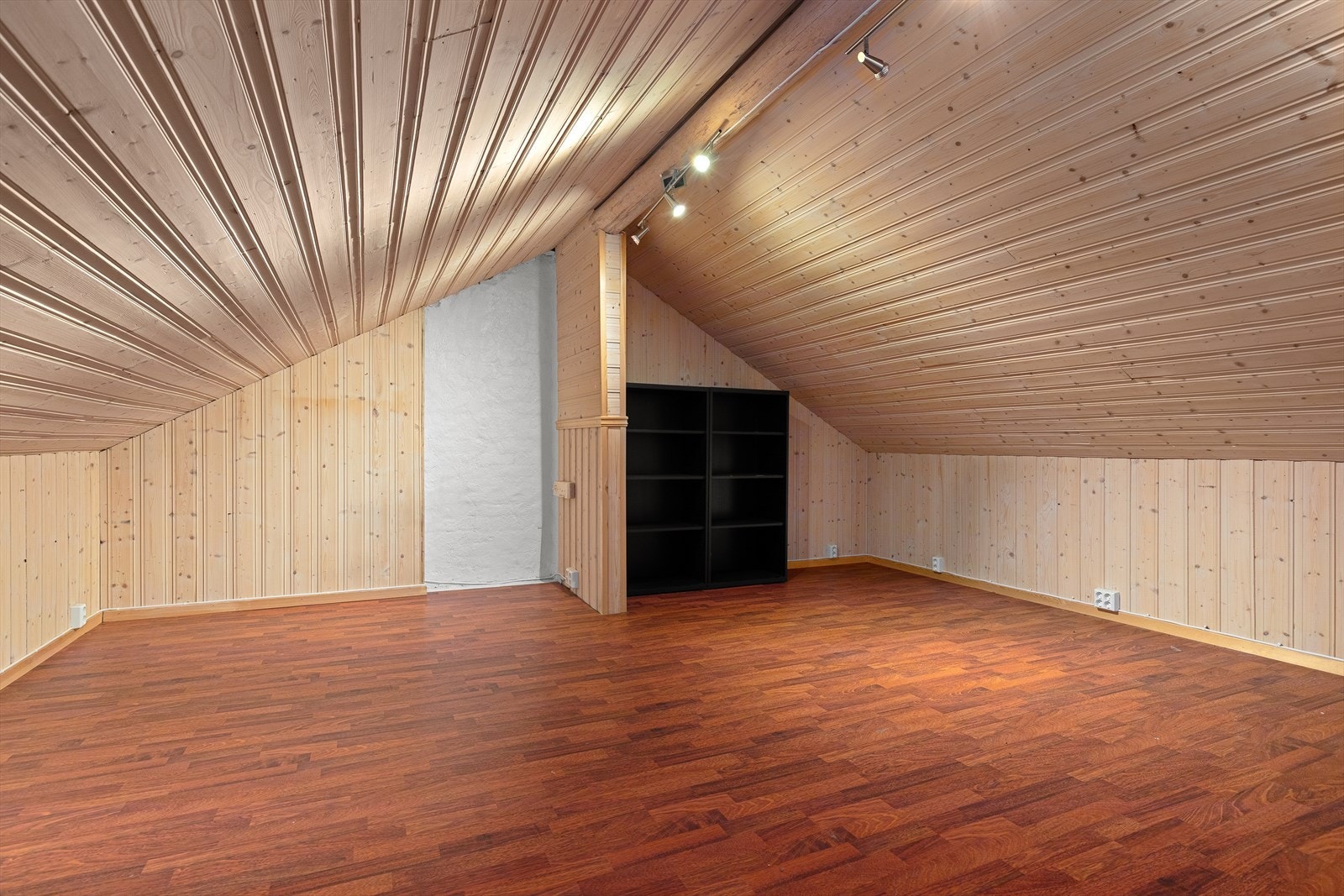 Loftet har rikeleg med plass, men er ikkje godkjent for varig opphald, men har målbart areal. Galleribilde