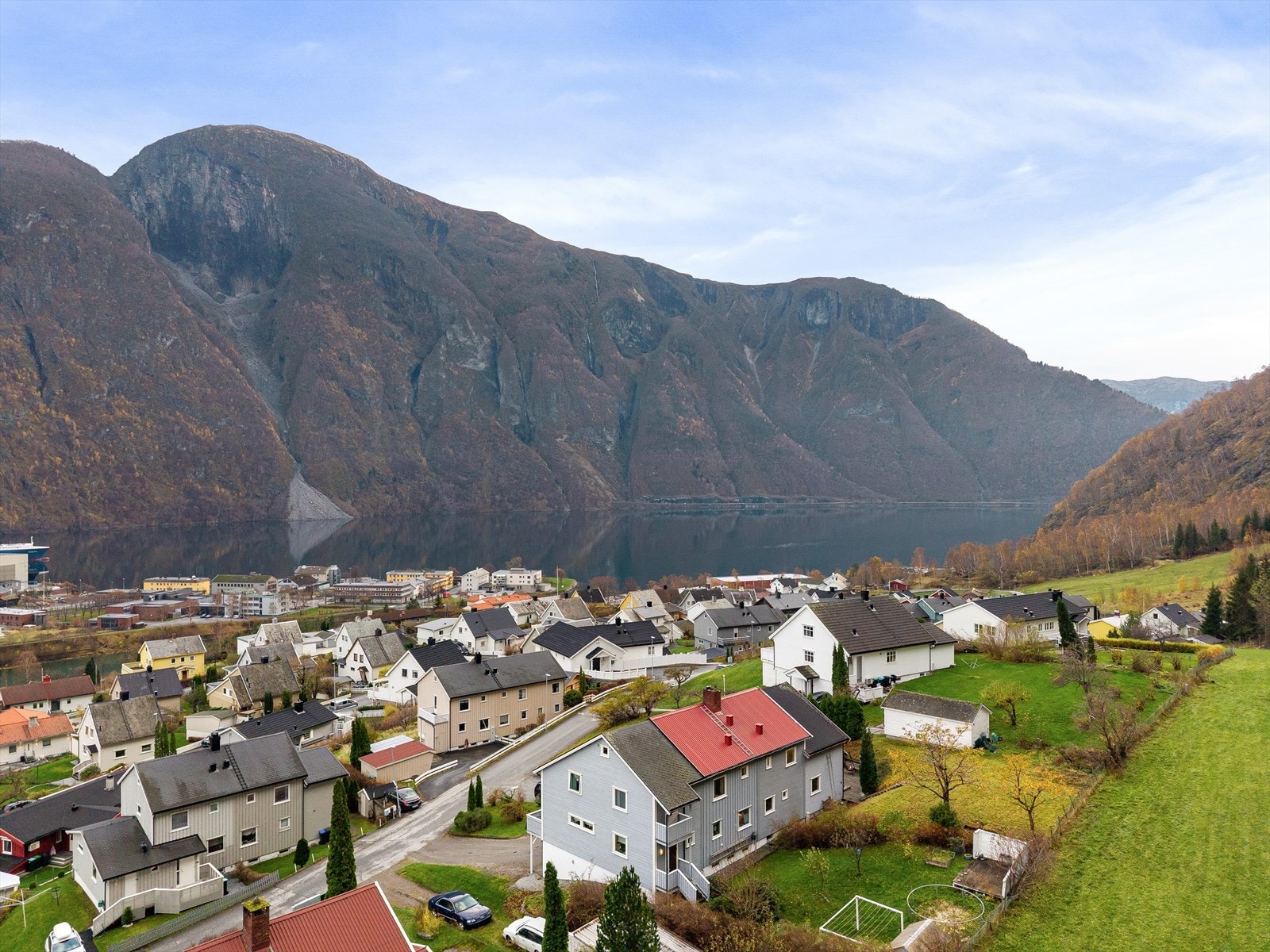 Herfra er det gangavstand til både sentrum, skule, barnehagar og med alt det har å by på, samtidig som det er flotte turområder like ved. Galleribilde