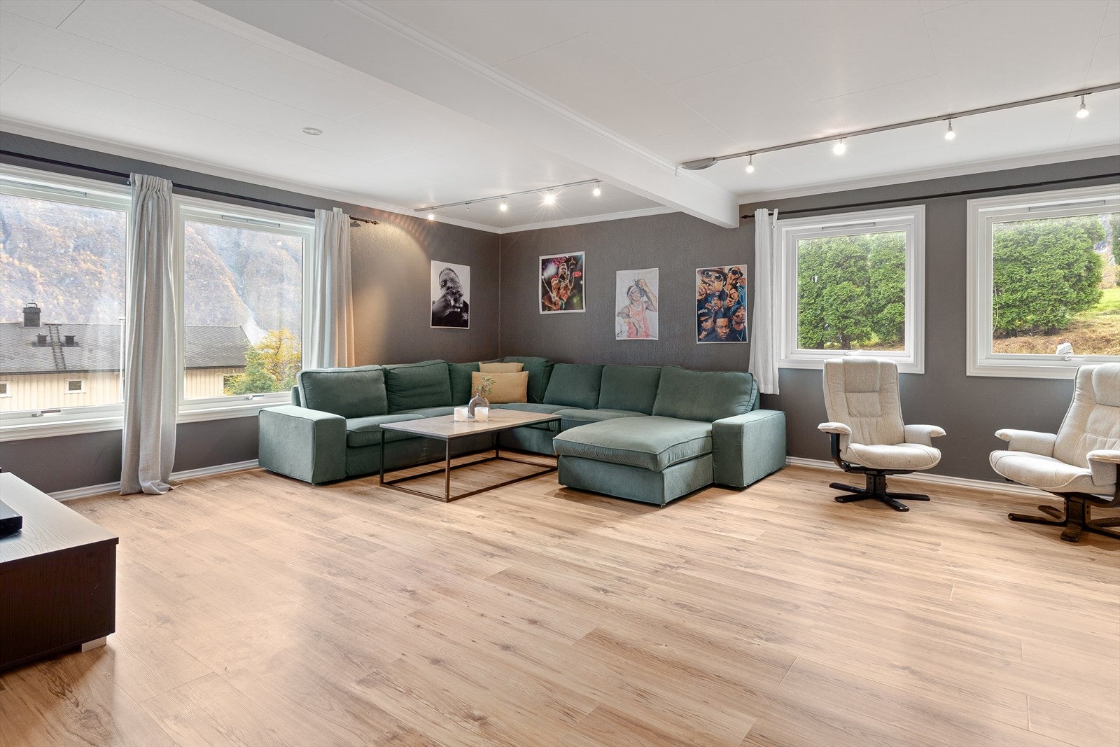 God plass til sittegruppe og sofagruppe, samt ønska møblement. Galleribilde