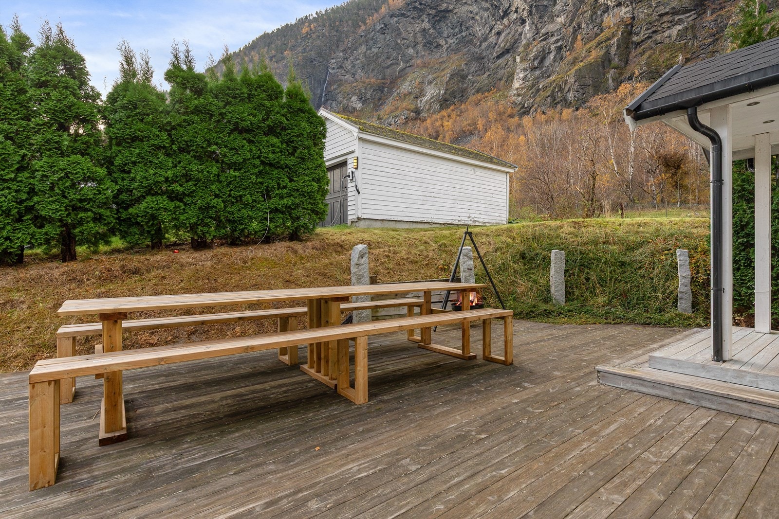 Her kan du nyte seine sommarkveldar, med fyr i bålpanna. Galleribilde