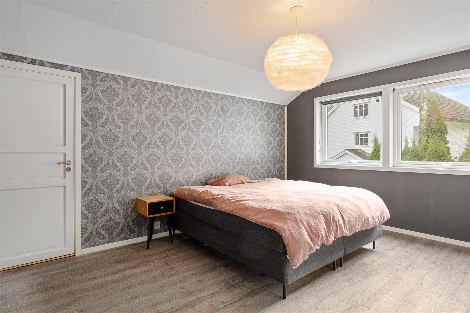 Soverom i 2. etasje med god plass til dobbeltseng, nattbord og garderobe. Galleribilde