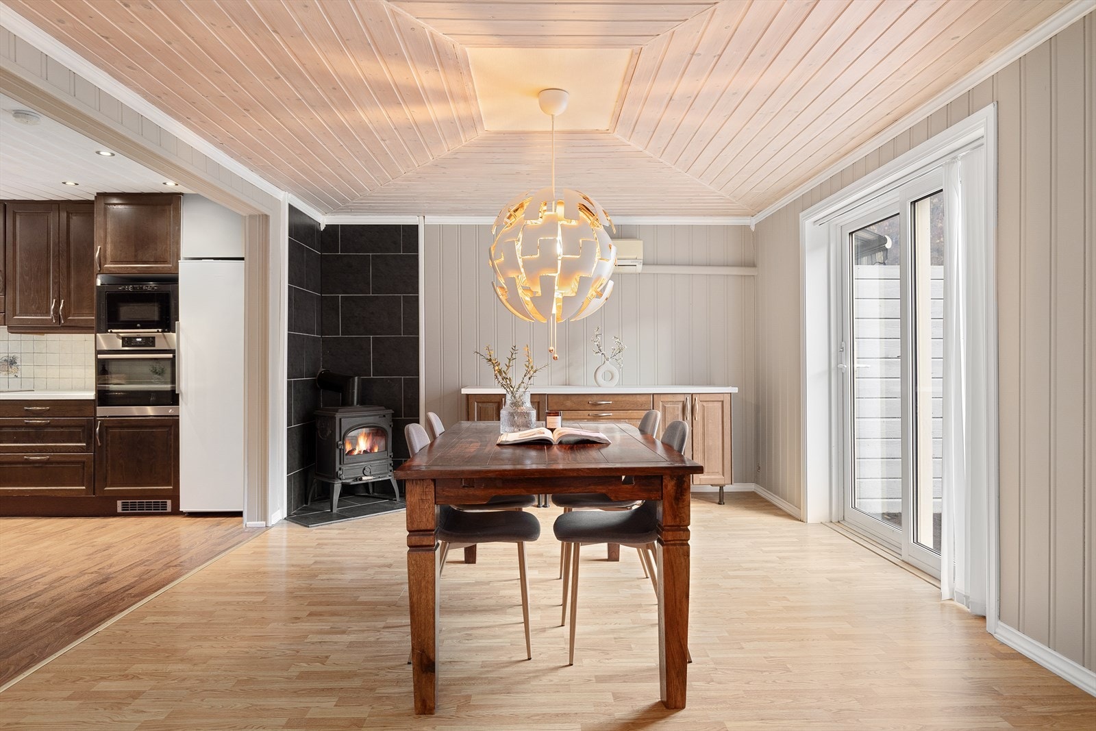 Av oppvarmingsskjelder har etasjen vedomn som varmar godt på kalde vinterdagar. Galleribilde