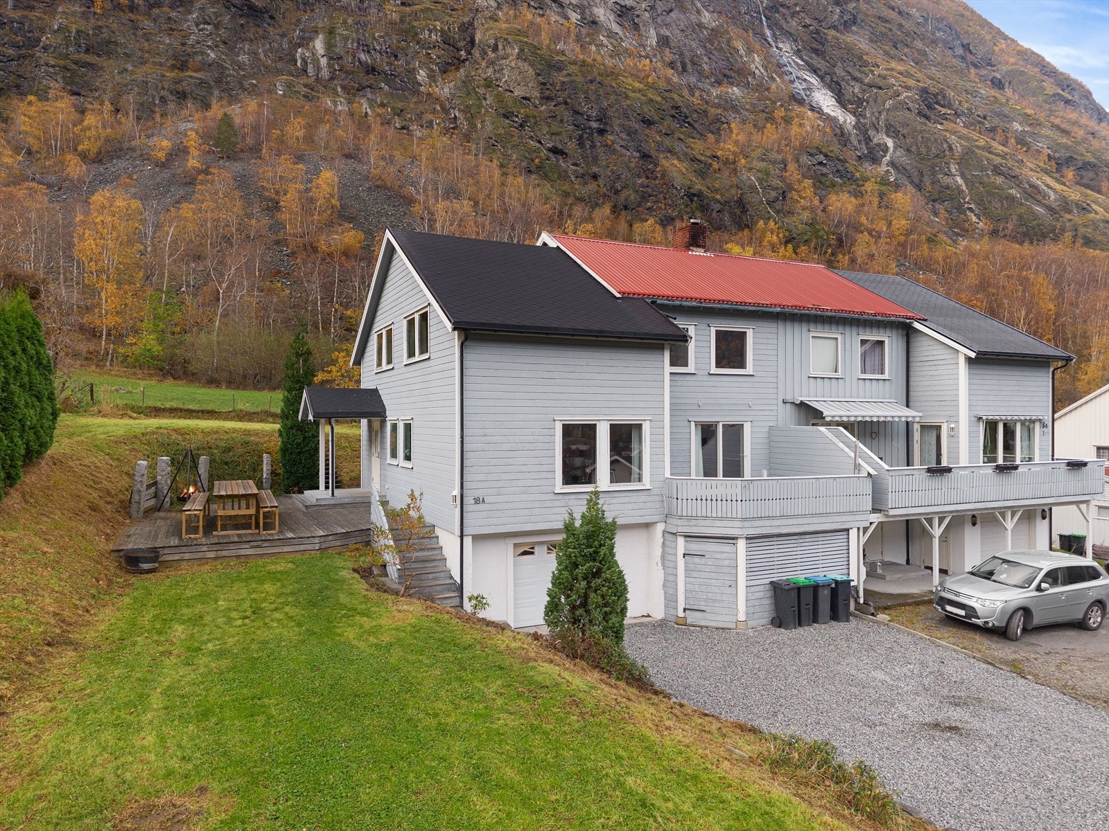 Ein flott og innhaldsrik vertikaldelt tomannsbustad med attraktiv beliggenheit på Årdalstangen. Galleribilde