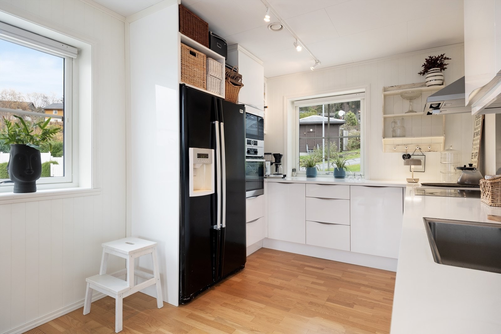 Kjøkkenet har ei praktisk utforming med god lagringsplass i både over- og underskåp. Galleribilde