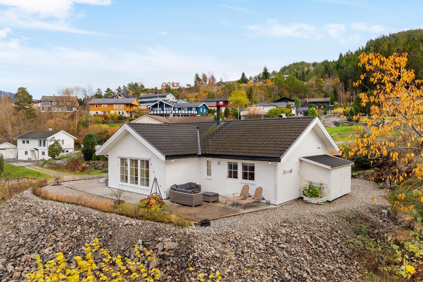 Velkomen til Øvraledet 7! Fin einebustad i eit roleg område på Vangsnes, ca 1,8 til ferjekaia på Vangsnes og ca 10 cm til sentrum på Vikøyri. Galleribilde
