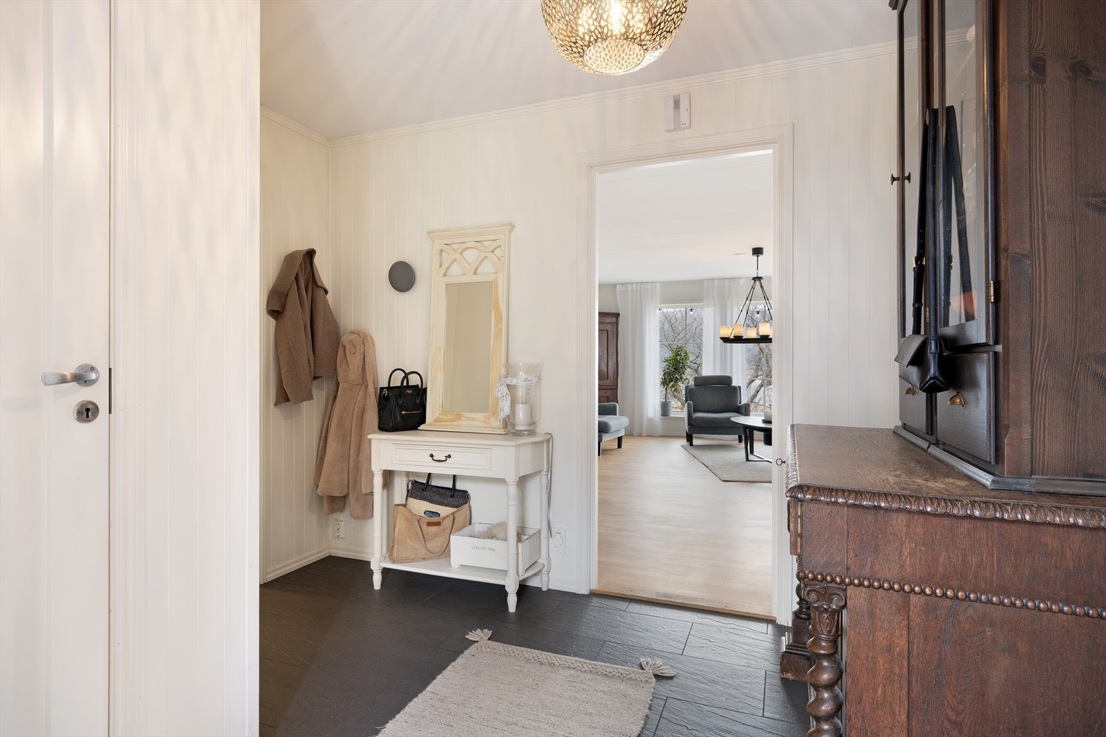 Flislagt entré med god plass til oppbevaring av ytterklede, sko o.l. Galleribilde