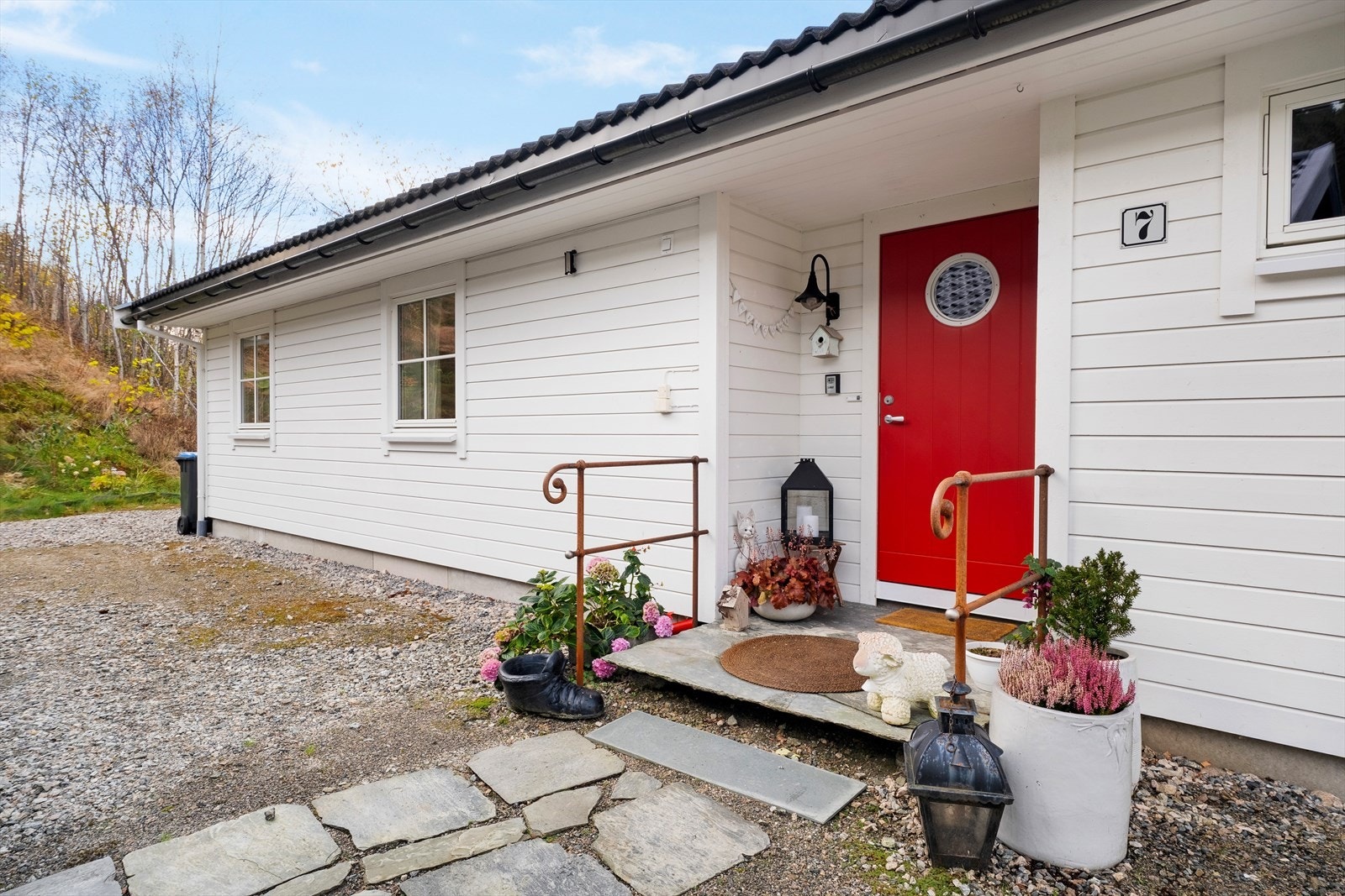 Bustaden har fint opparbeid inngangsparti og lett tilkomst frå bakkeplan. Galleribilde