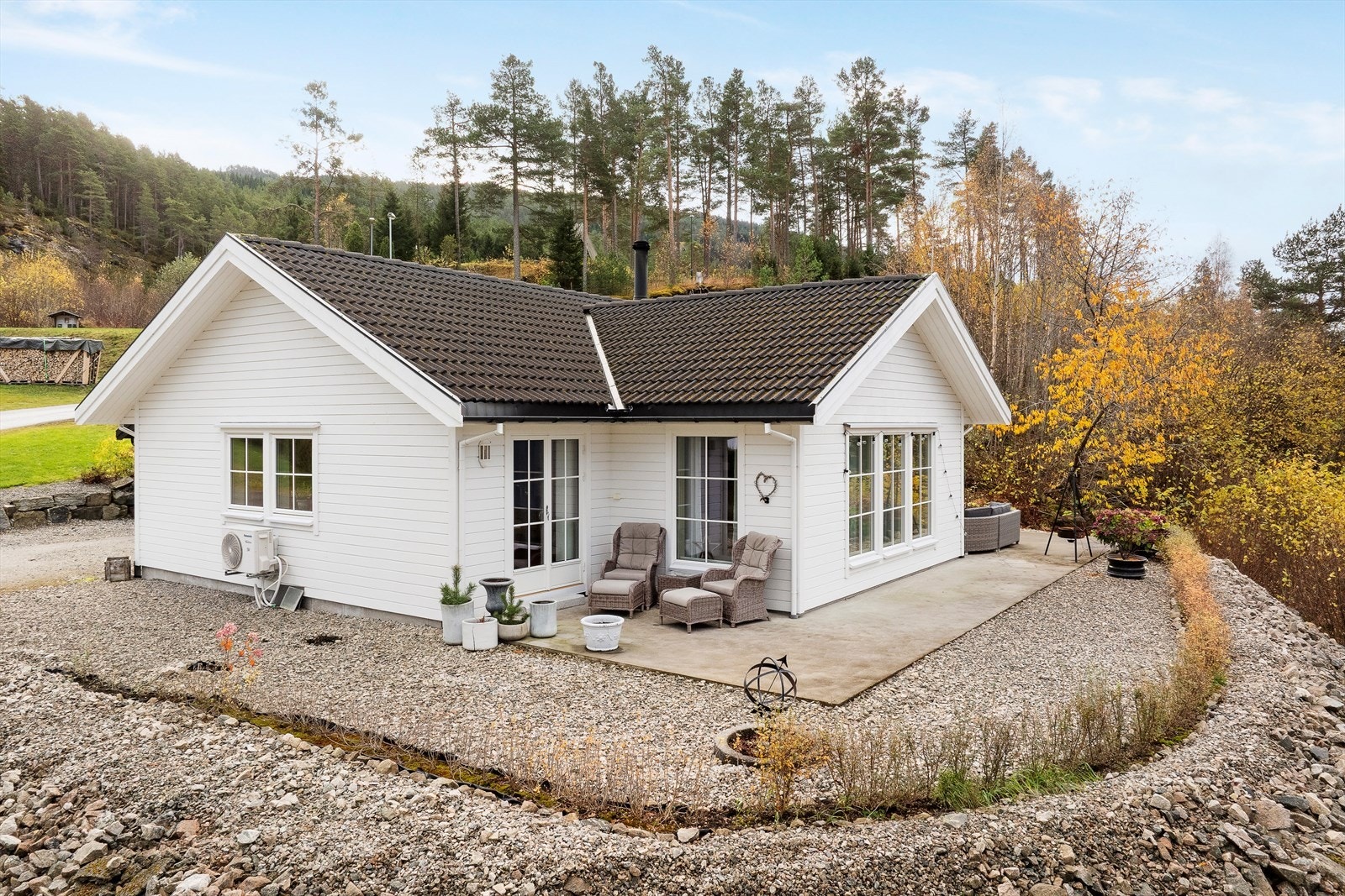 På tunet er det lagt singel/grus, og mot vest er det støypt platningar. Galleribilde