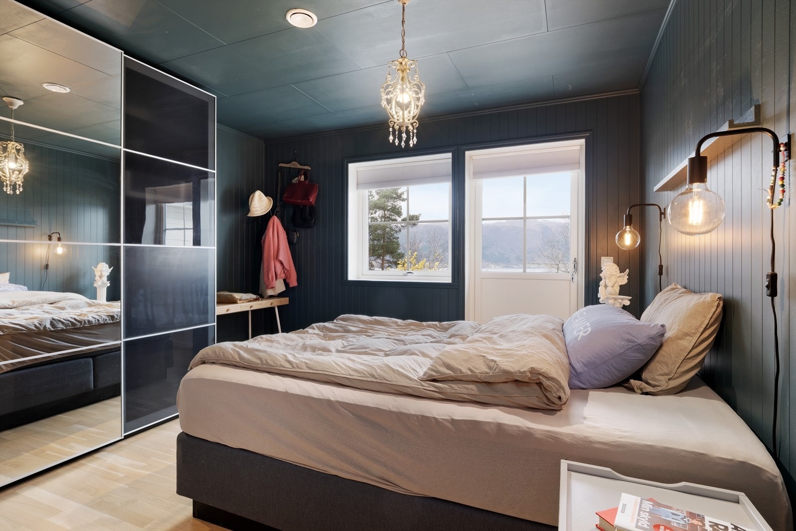 Bustaden har også 3 soverom. Dette rommet har direkte tilkomst til uteområde. Galleribilde