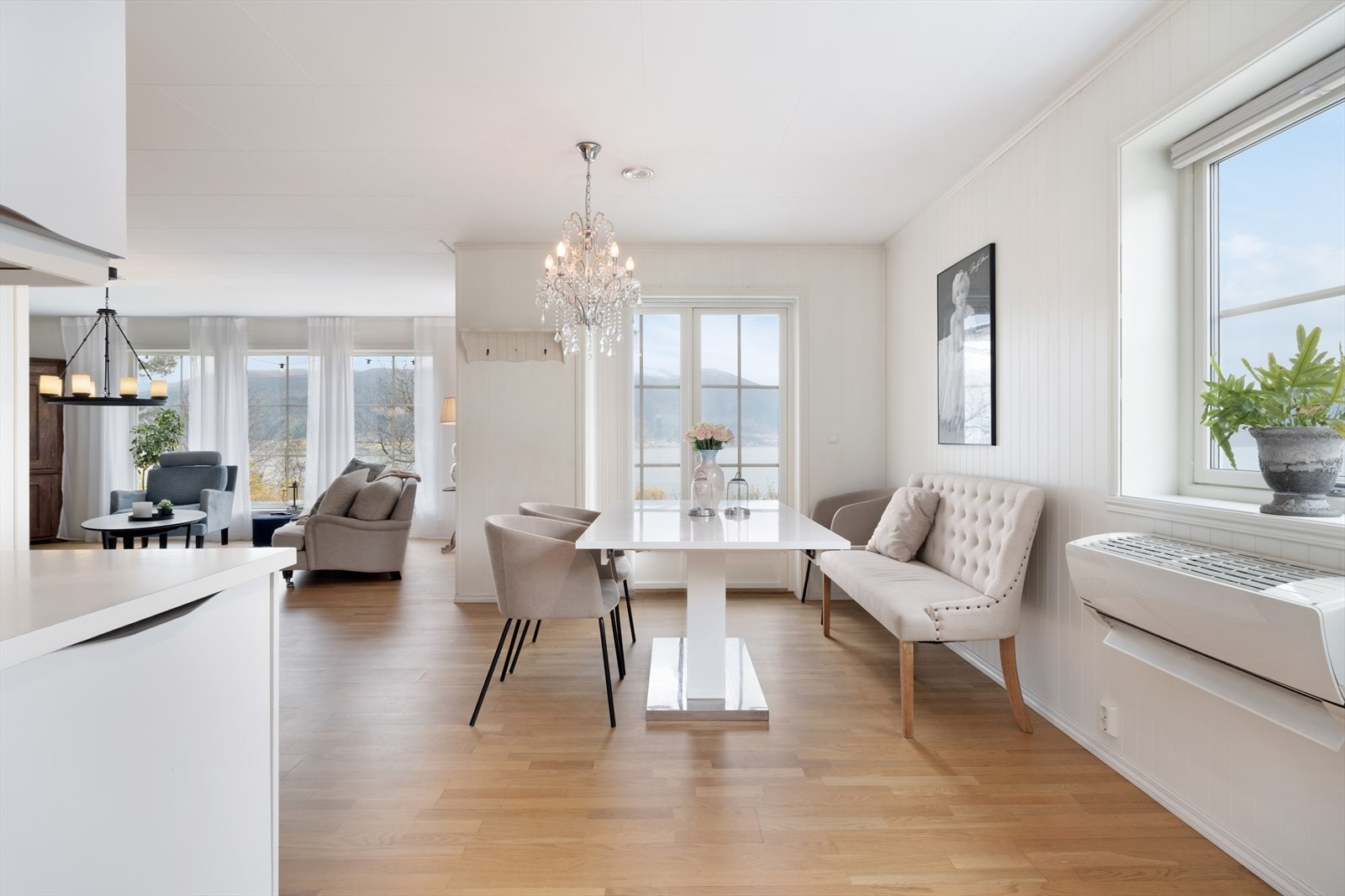 Frå stova er det også direkte tilkomst ut til uteområde. Galleribilde