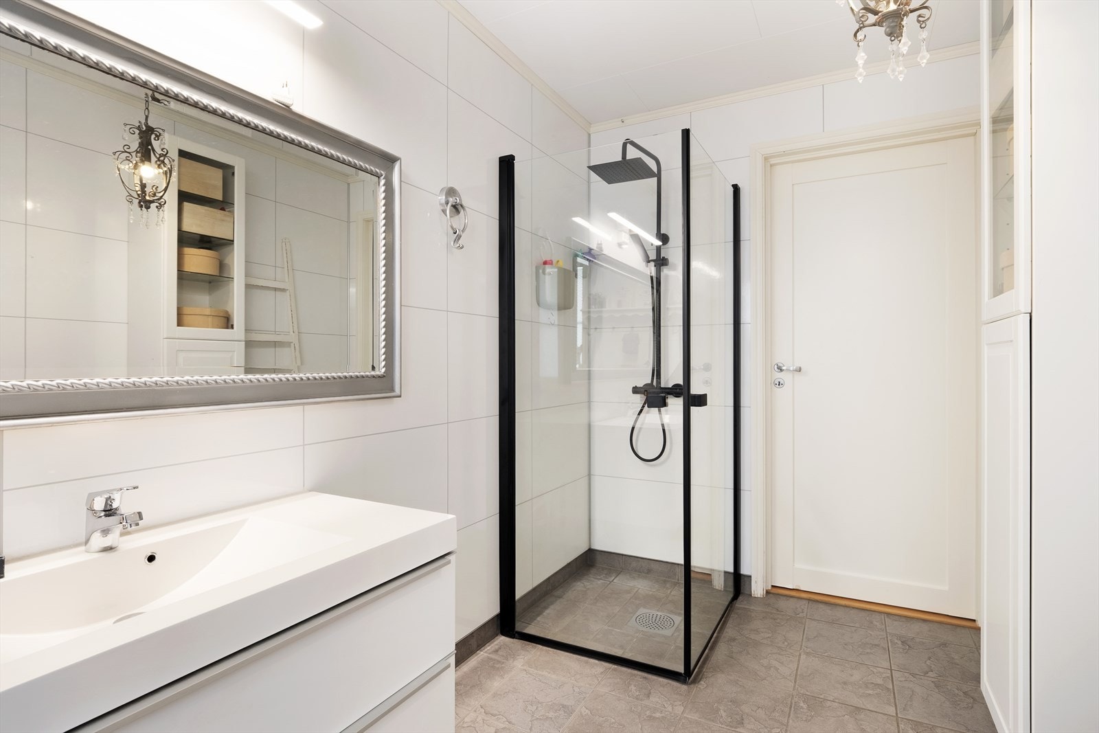 Innreiing består av dusjhjørne, nedfelt servant i innredning og vegghengt klosett. Galleribilde