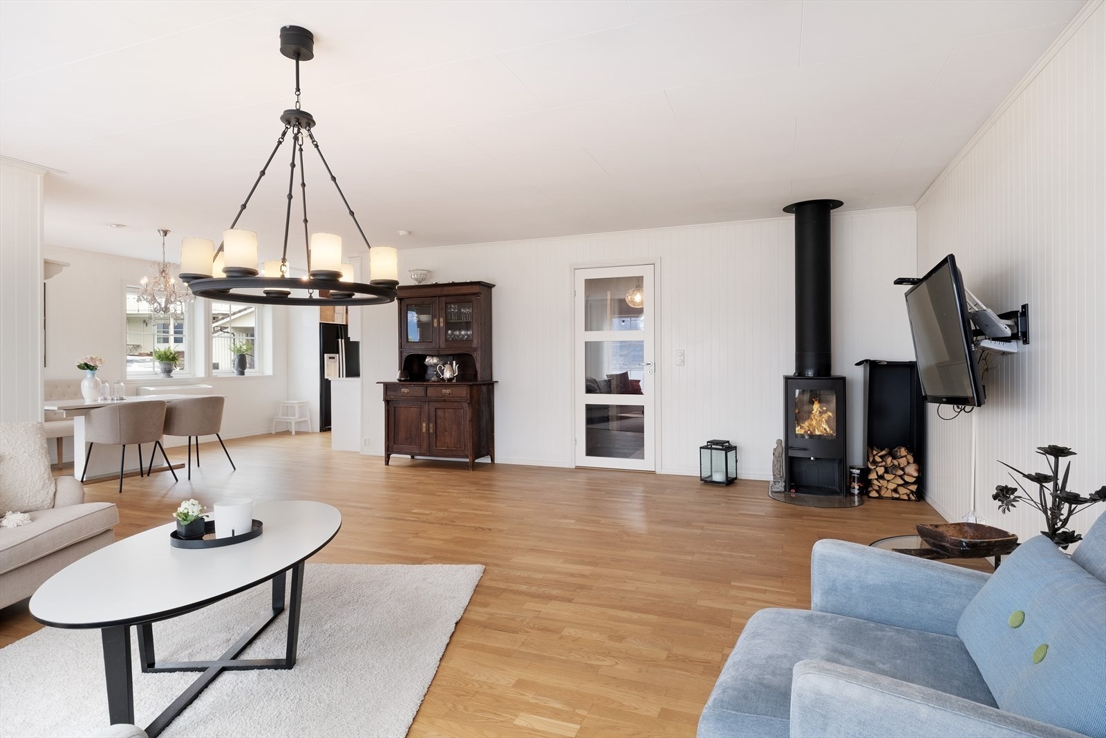 Som oppvarmingskjelder er det montert både varmepumpe og vedomn. Galleribilde