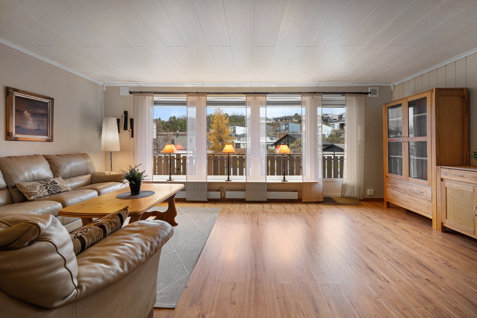 Velkommen inn! Hovedetasjen finner vi på plan to, med en stor og luftig stue, kjøkken og hovedsoverom Galleribilde