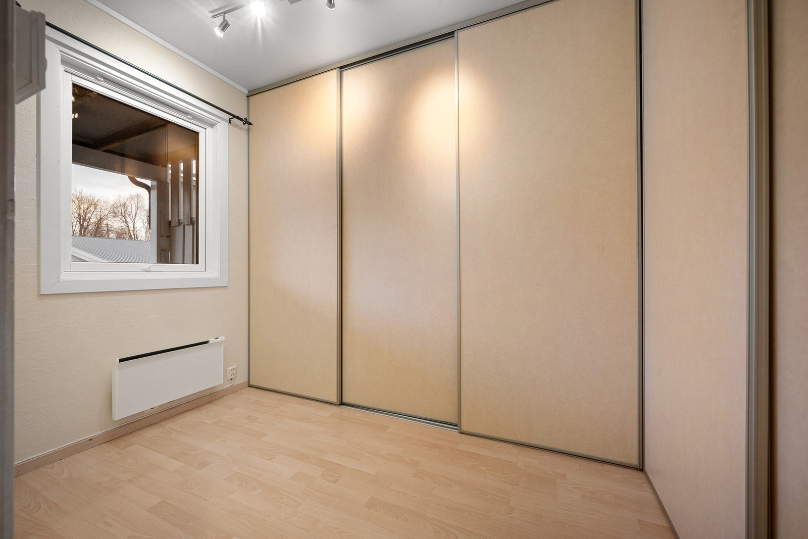 Soverom 3 har rikelig oppbevaringsplass med innebygd skyvedørsgarderobe på to vegger Galleribilde