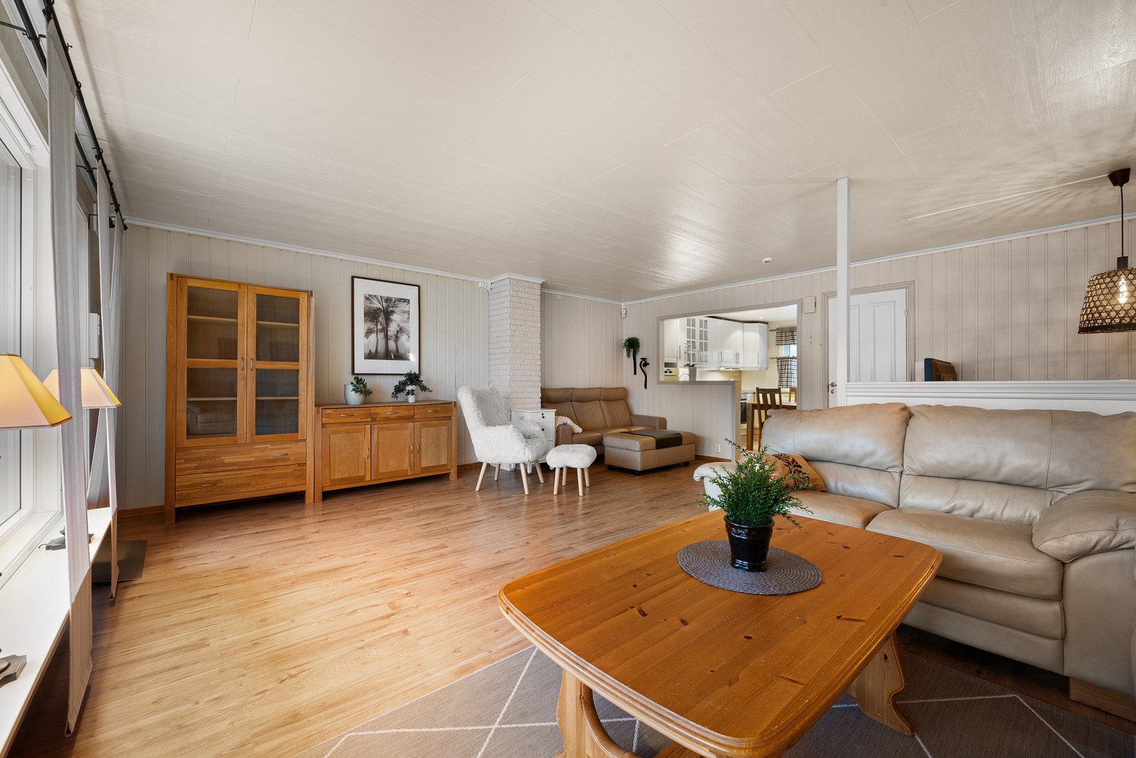 I tillegg til sofagruppe gir planløsningen også rom for spisestue Galleribilde