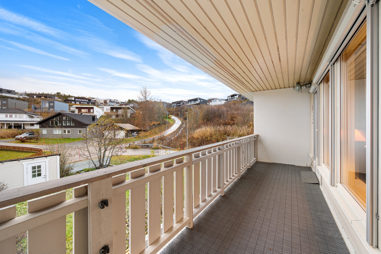 Veranda fra stue med takoverbygg og fin utsikt over nærområdet og mot hagen Galleribilde