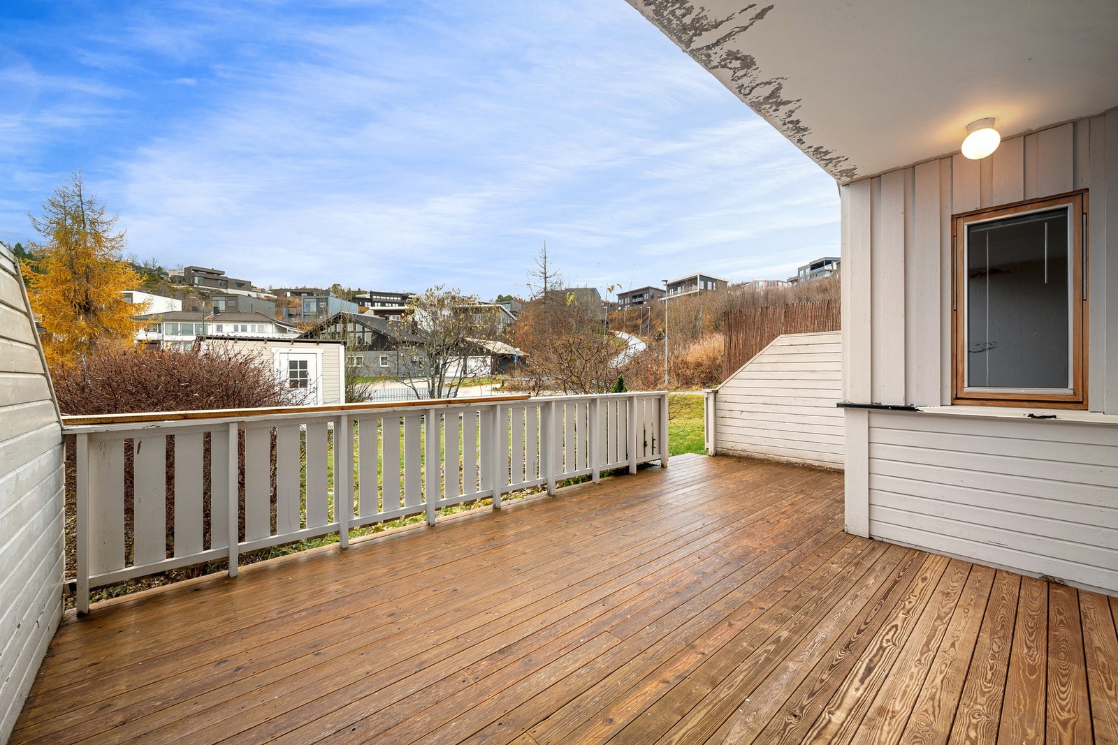 Med direkte adkomst til hage gir terrassen et fint uteområde på sommerstid både for sosialt, avslapning og lek for de minste Galleribilde