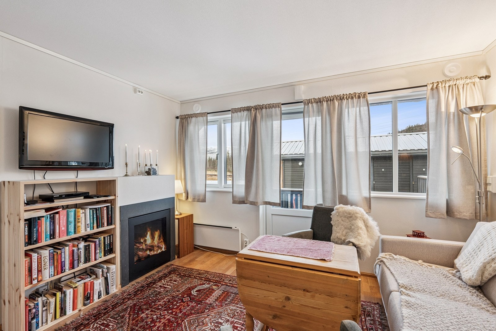 Flere vindusflater slipper inn godt med naturlig lys. Inngang/dør ut til terrasse. Galleribilde