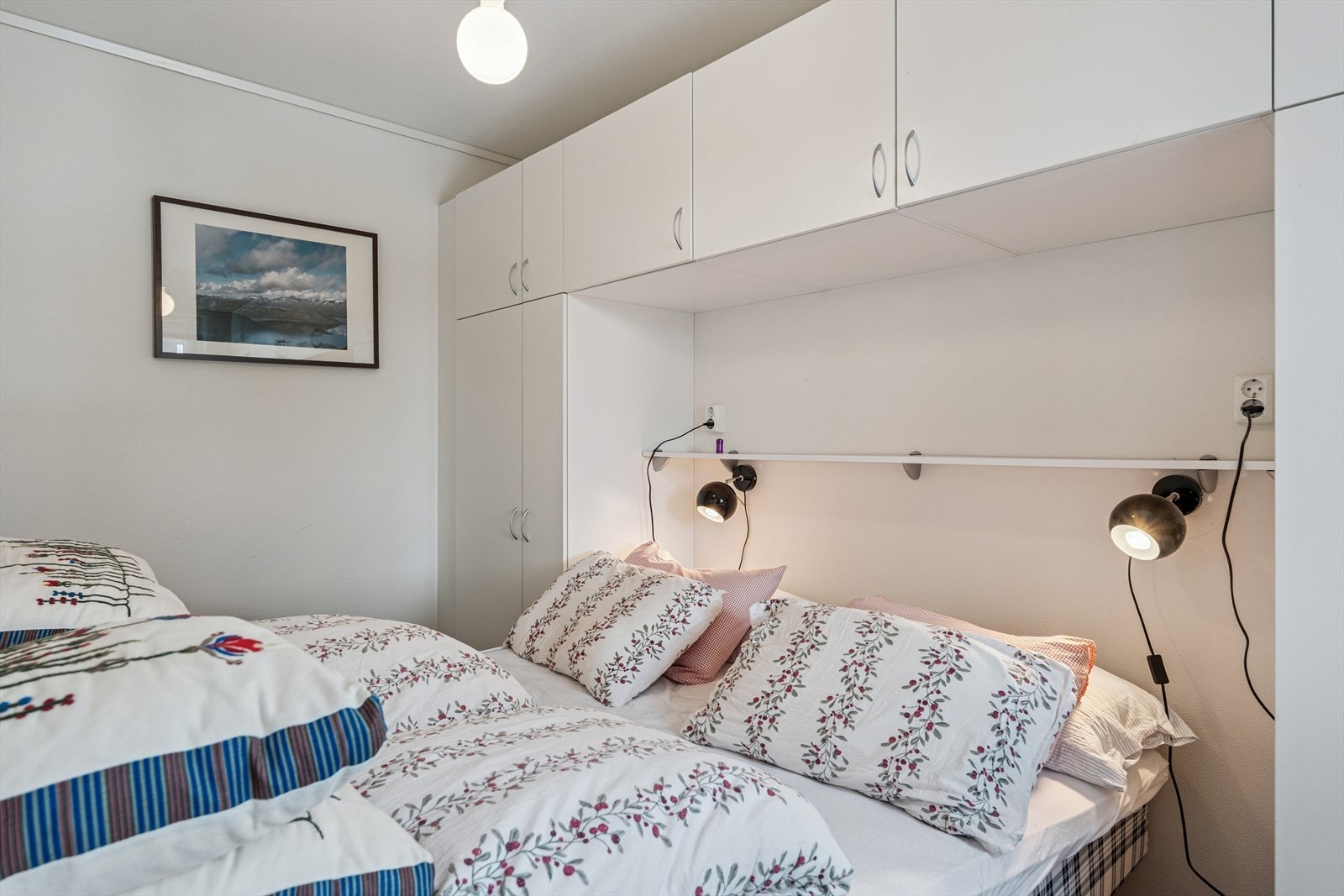 Soverom med dobbeltseng og garderobeløsning rundt seng. Galleribilde