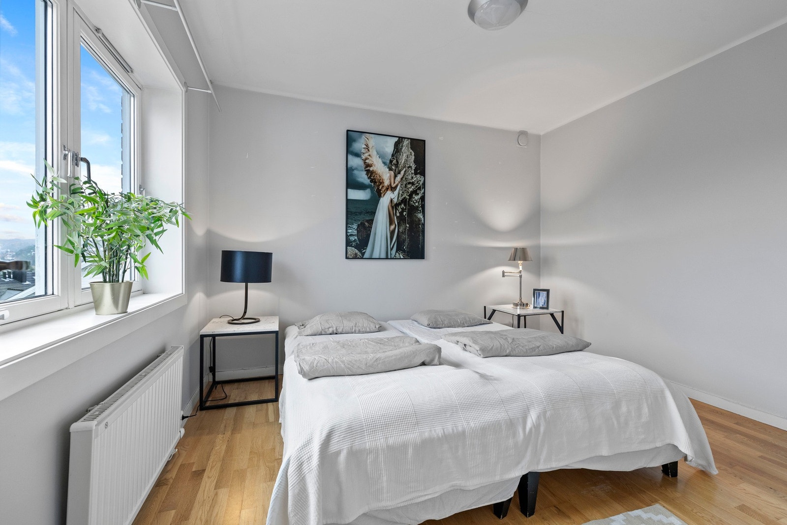 Lyst og romslig soverom med plass til dobbeltseng, nattbord og garderobeskap. Galleribilde