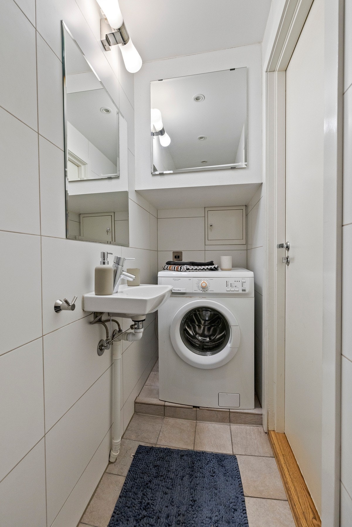 Baderom er pusset opp i ca. 2012 med moderne materialvalg. Også her er det enkelt å sette sitt eget preg på leiligheten med ny innredning, speil og/eller armatur. Galleribilde