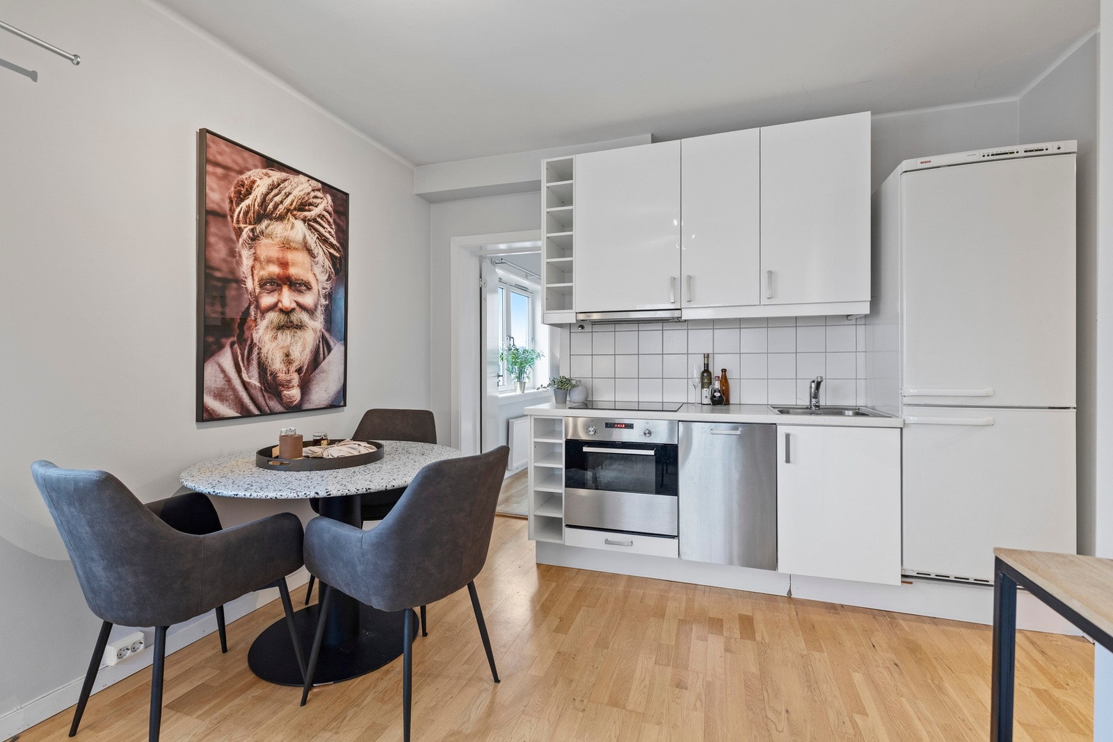 Parkettgulv i hele leiligheten gir en lun atmosfære. Galleribilde