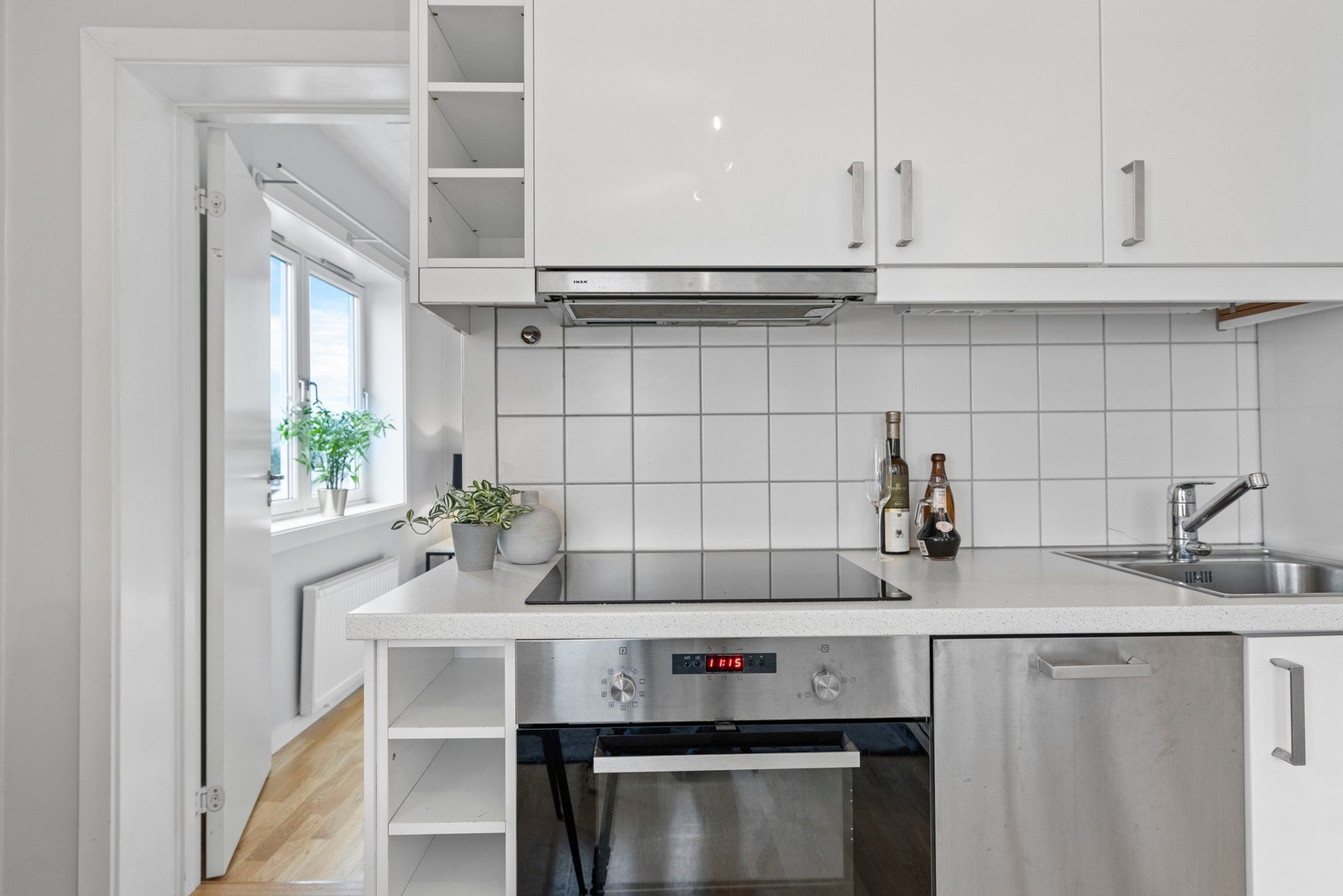 Hylle i innredning for oppbevaring av vin - estetisk og funksjonelt. Galleribilde