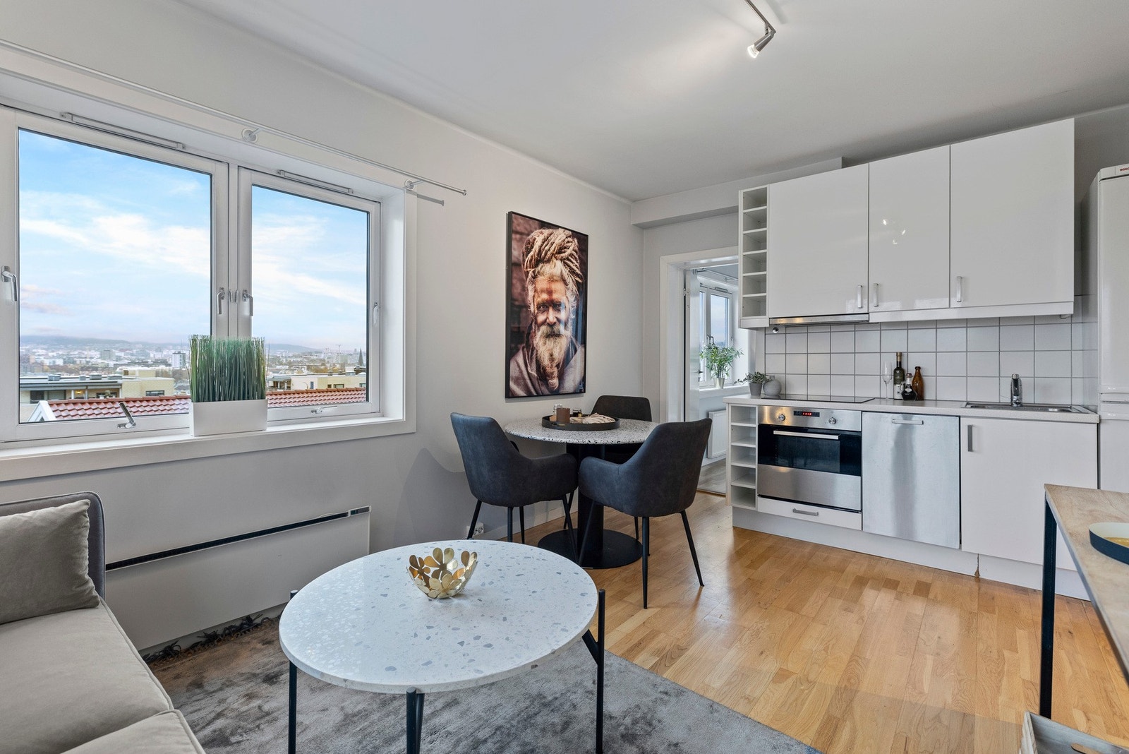 Vinduer på begge sider i stue. Høyt og fritt med flotte lysforhold og upåklagelig utsikt. Galleribilde