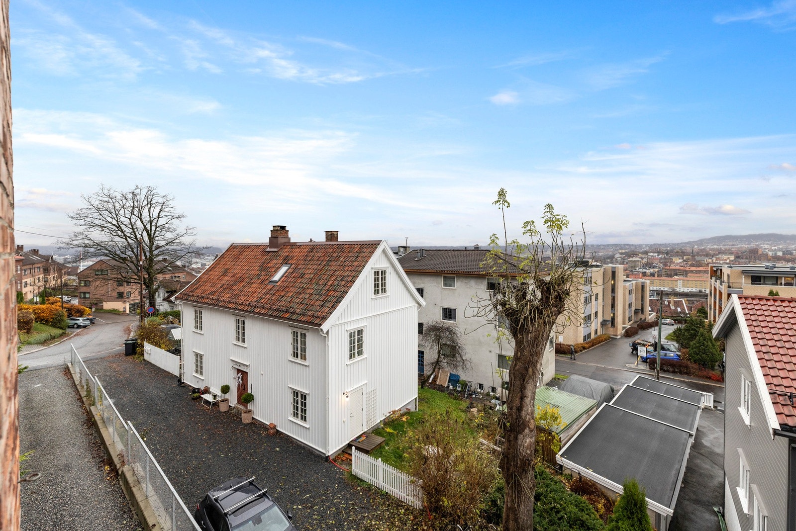 Skjermet og rolig beliggenhet, samtidig med nærhet til alt man trenger i hverdagen; kollektiv, dagligvare, sentrum/barcode m.m. Galleribilde