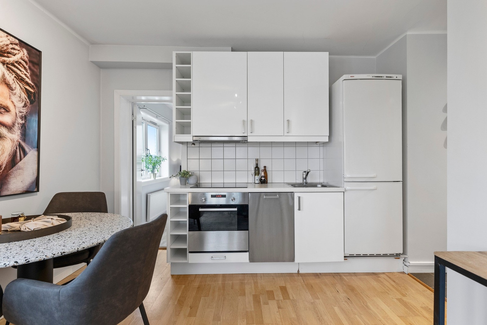 Moderne og stilrent kjøkken med lyse, slette fronter. Her kan du flytte rett inn og enkelt gjøre justeringer på sikt som å oppgradere med nye håndtak for et mer eksklusivt preg. Galleribilde