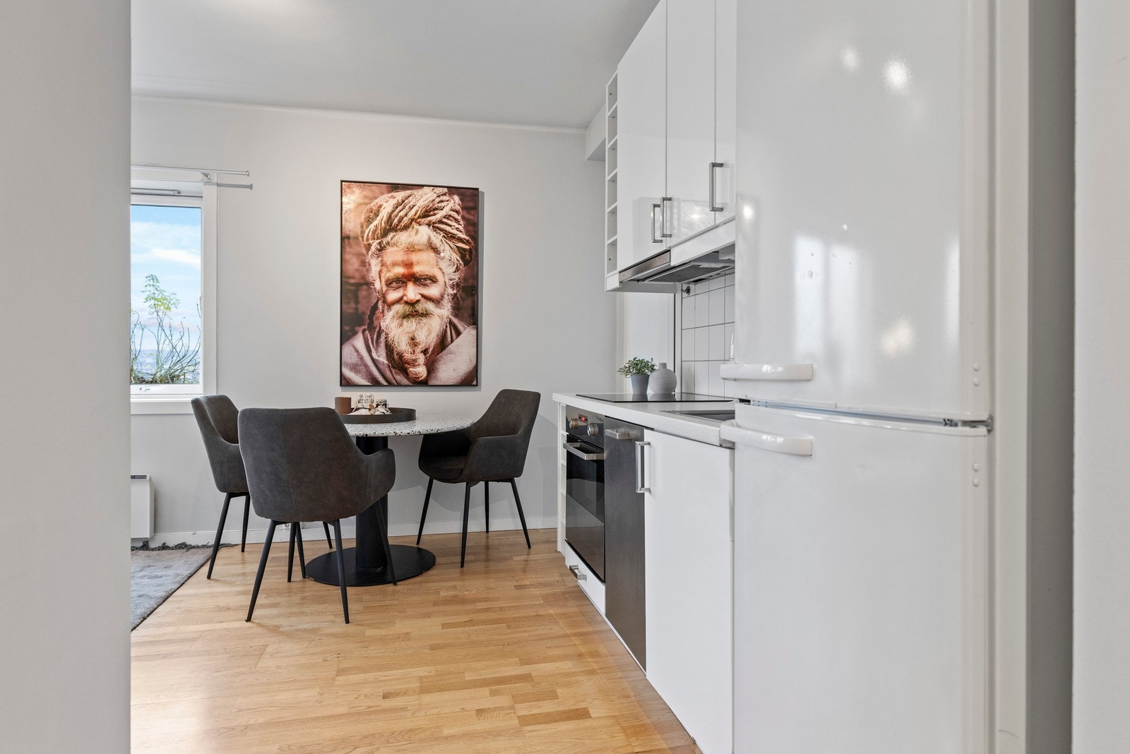 Spisestue tilknyttet kjøkkenet. Galleribilde