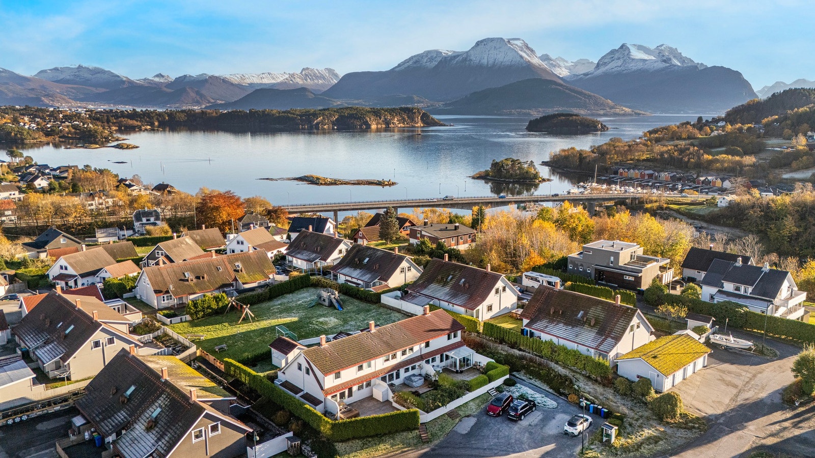 Nærhet til sjøen og turområder er viktig! Stafsetneset med fine grøntområder og badestrand ligger i gangavstand fra boligen! Galleribilde