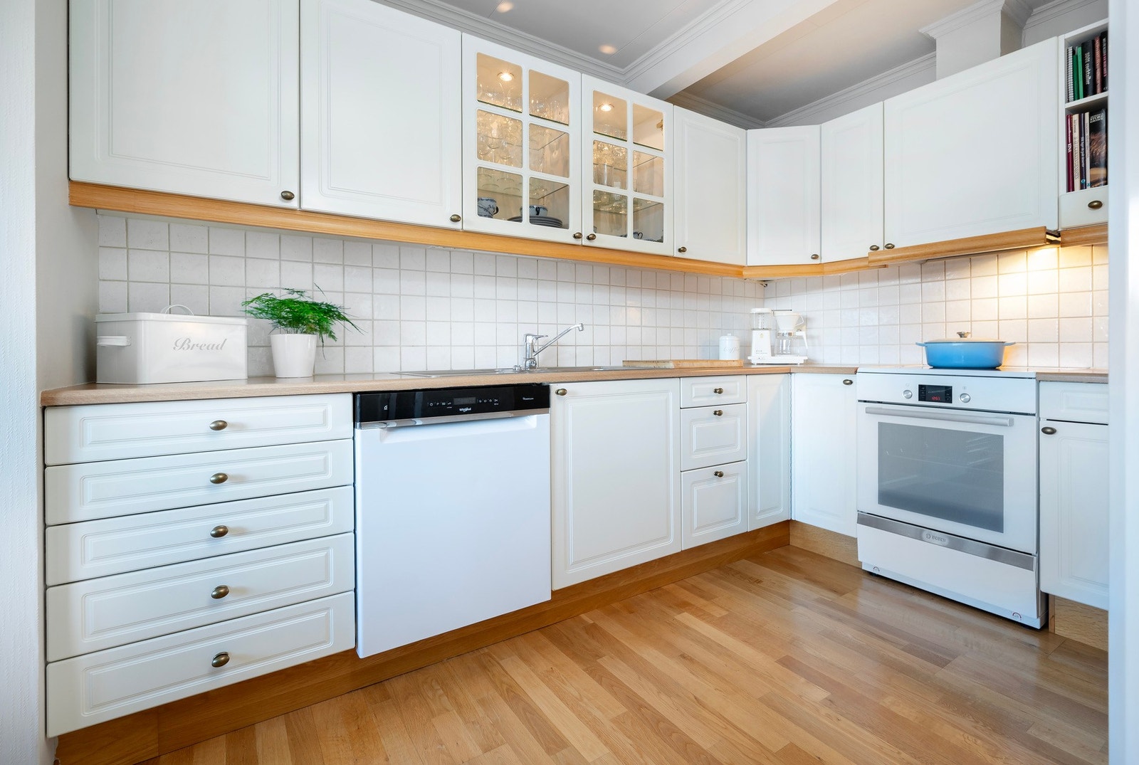 Kjøkken - godt med skap og benkeplass. Alle hvitevarer medfølger. Galleribilde