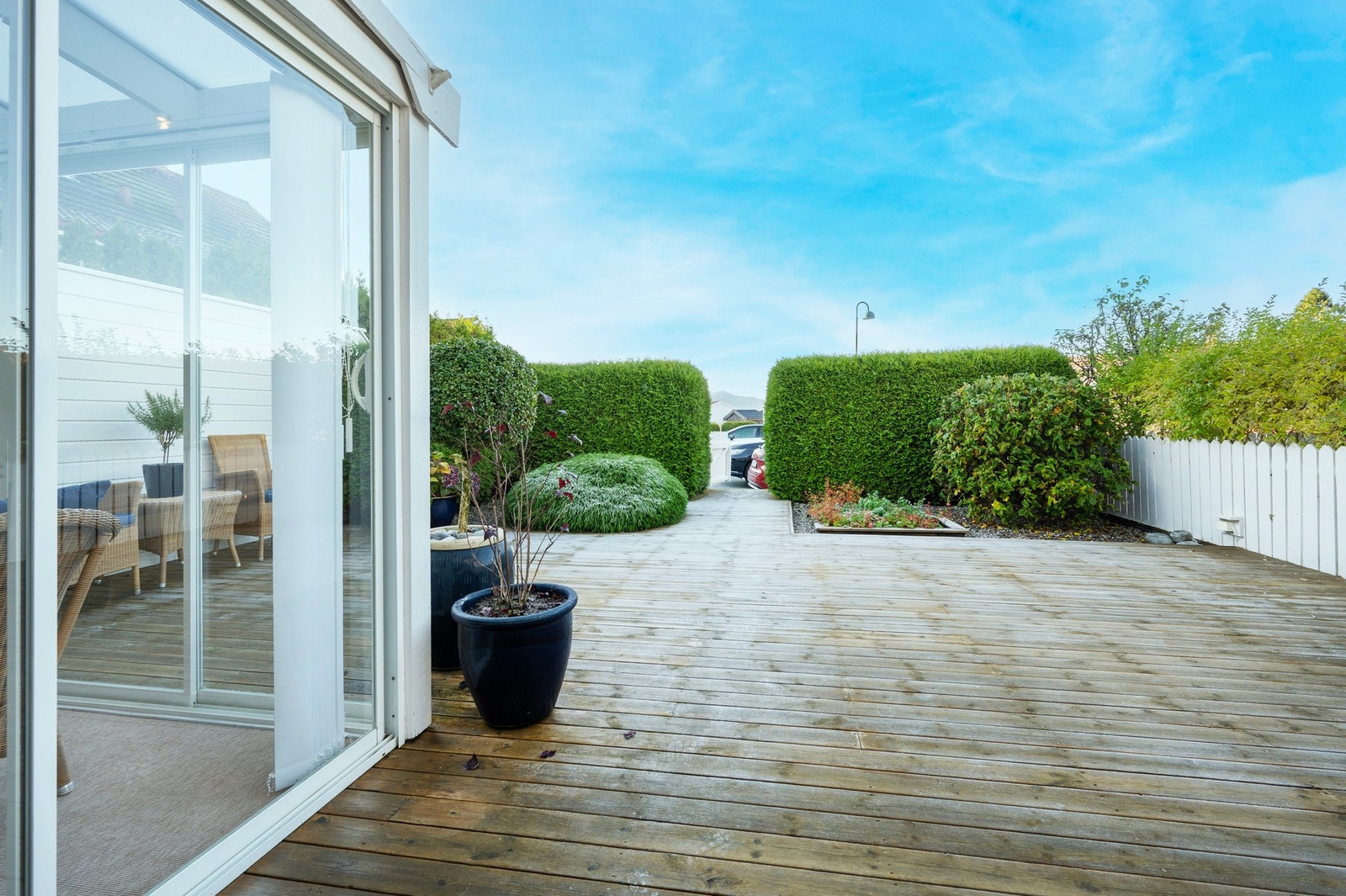Terrasse med hagestue. Galleribilde