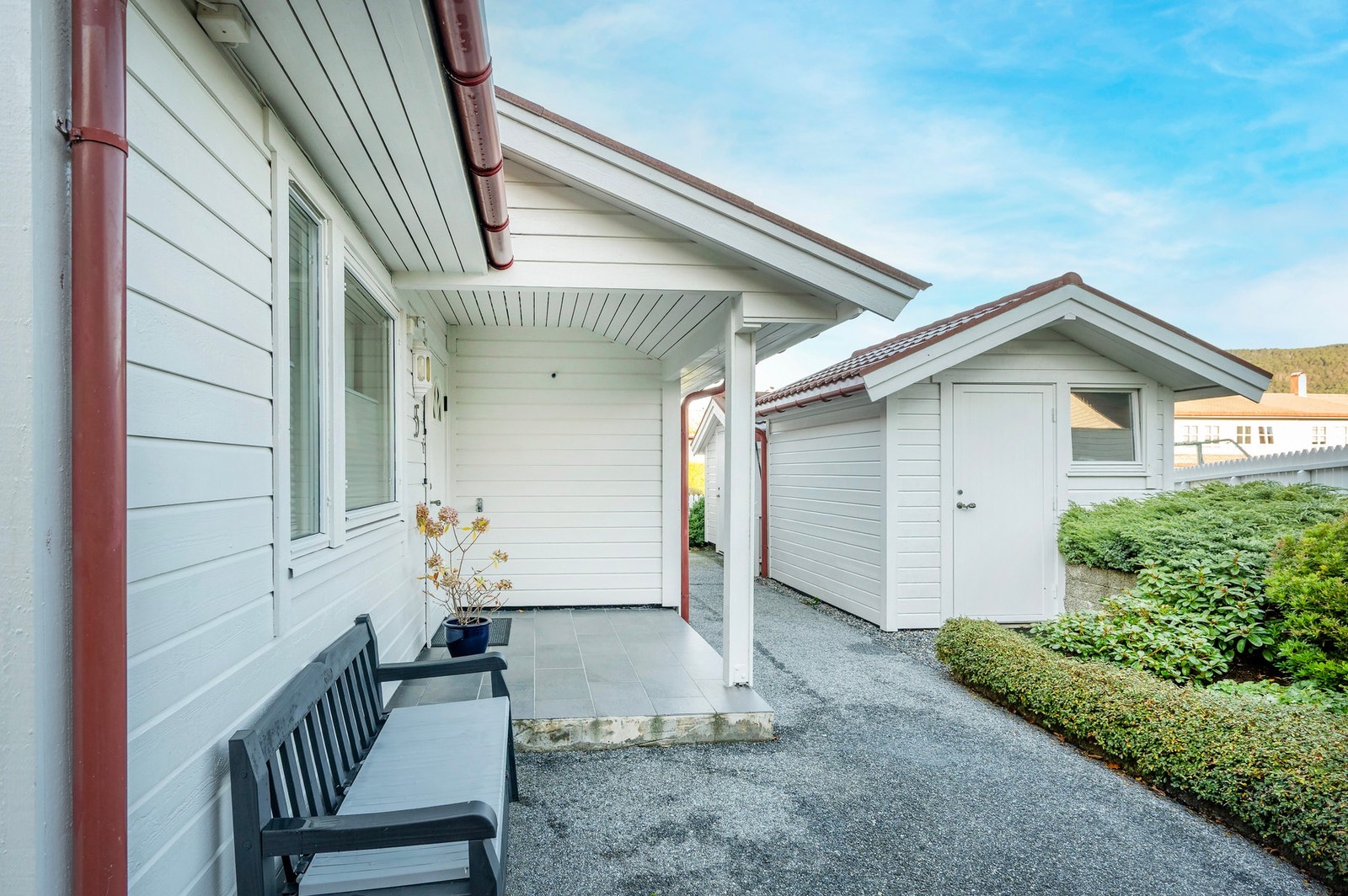 Inngangsparti og isolert utebod med innlagt strøm. Galleribilde