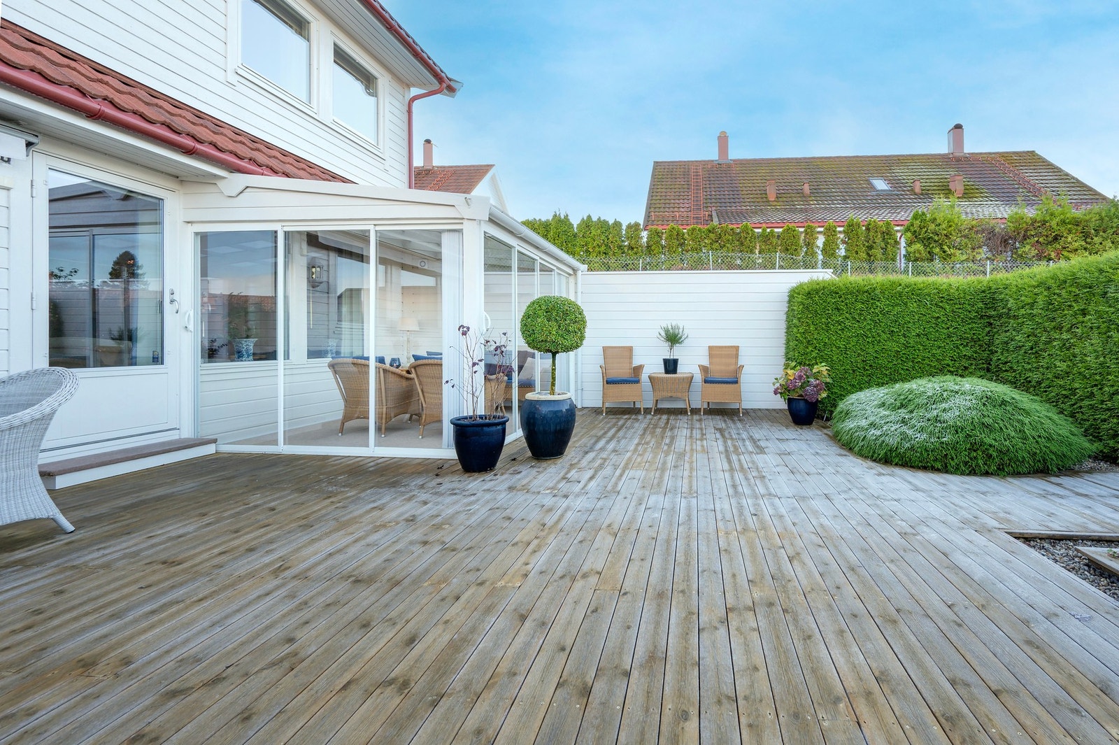 Flott terrasse med gode solforhold og godt skjermet for innsyn. Galleribilde