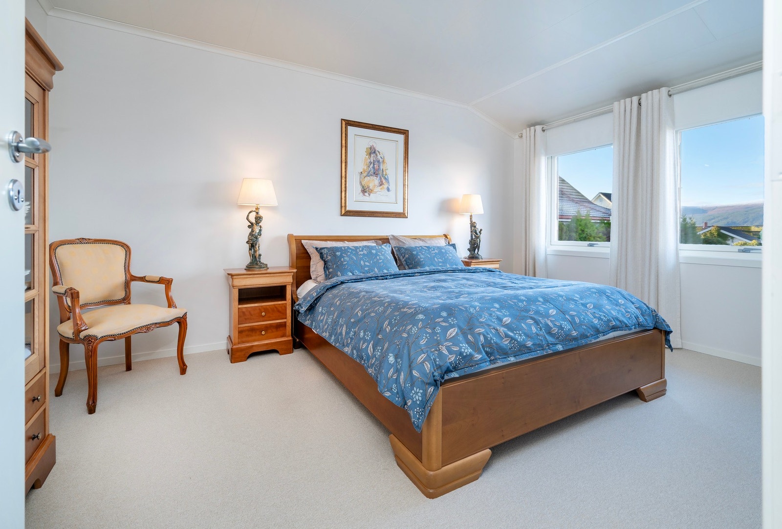 Romslig og pent hovedsoverom. Galleribilde