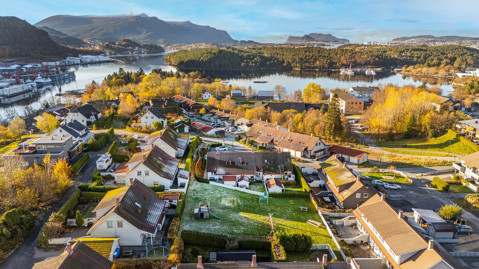 Boligen ligger fint til og like ved boligen har vi en flott lekeplass Galleribilde