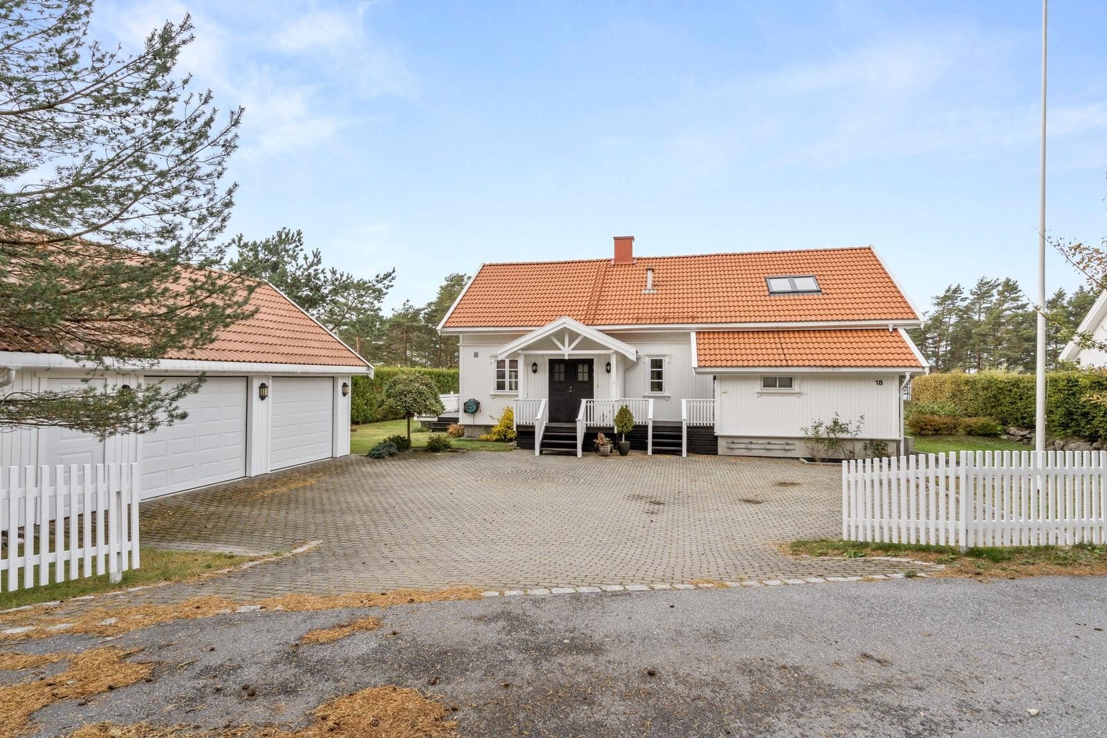 Innkjørsel med dobbeltgarasje Galleribilde