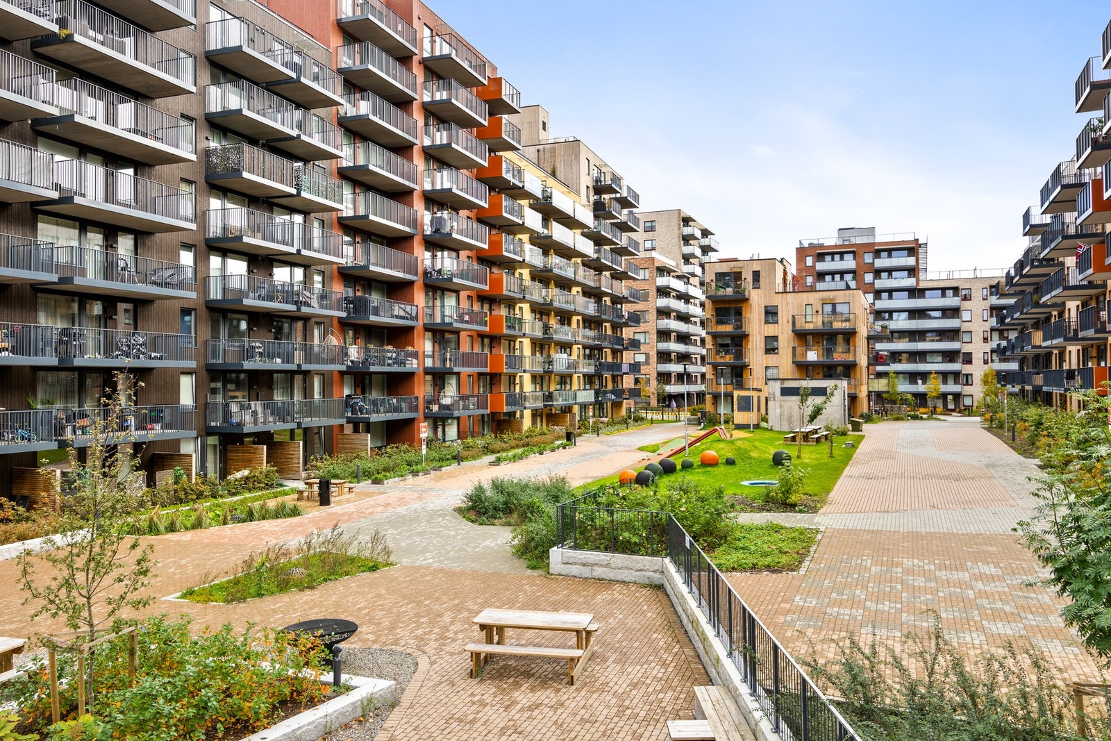 Borettslaget har en pent opparbeidet bakgård med sittegrupper, lekestativ og plen. Galleribilde