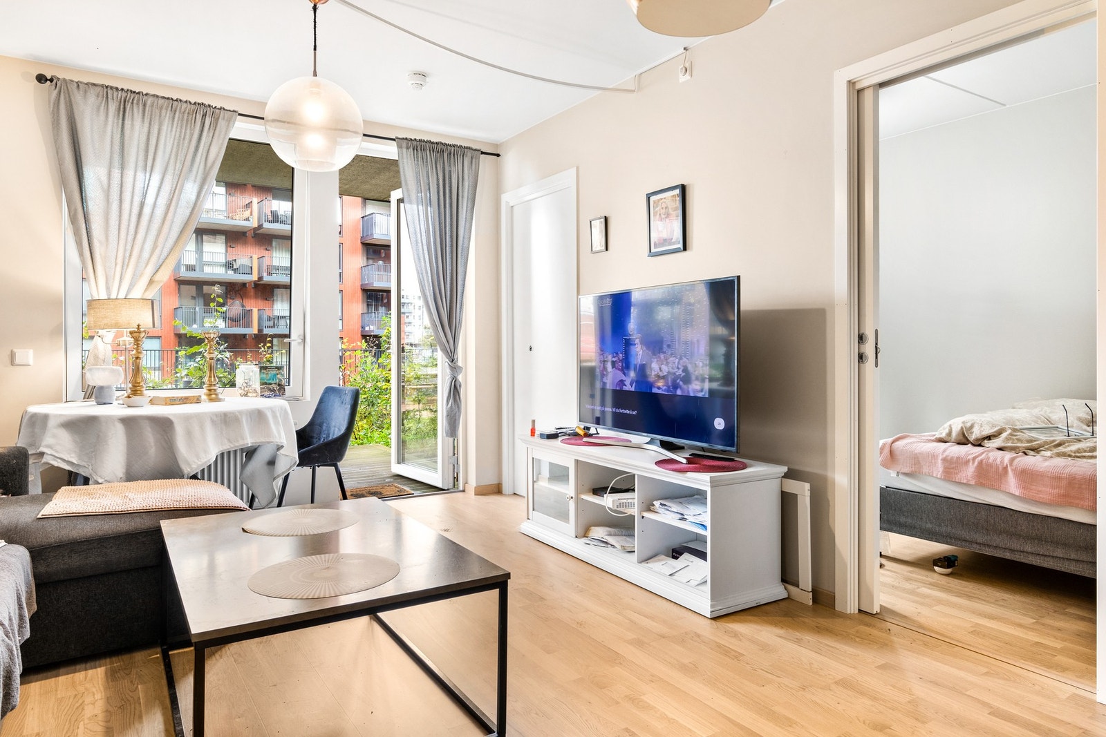 Stuen har gode innredningsmuligheter med sofa, tv-krok og tilhørende møblement. Galleribilde