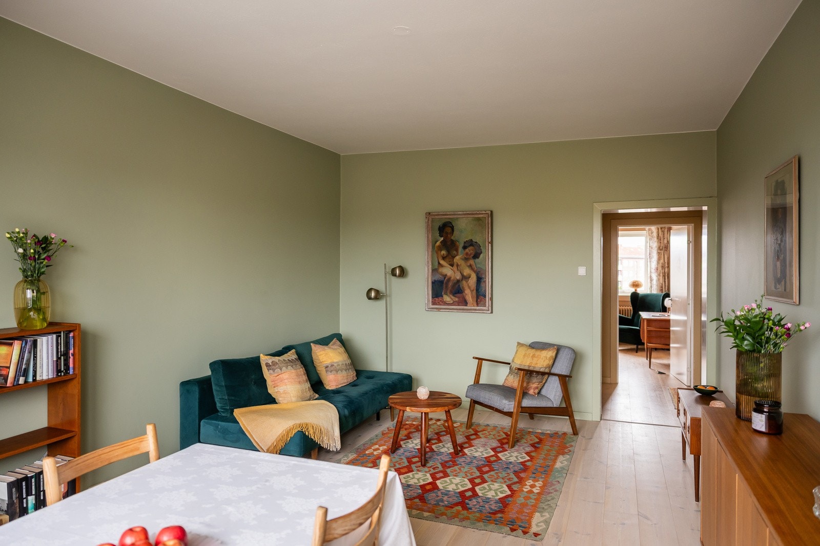 Stuen oppleves både romslig og usjenert, med god plass til sofasone og spisebord. Galleribilde