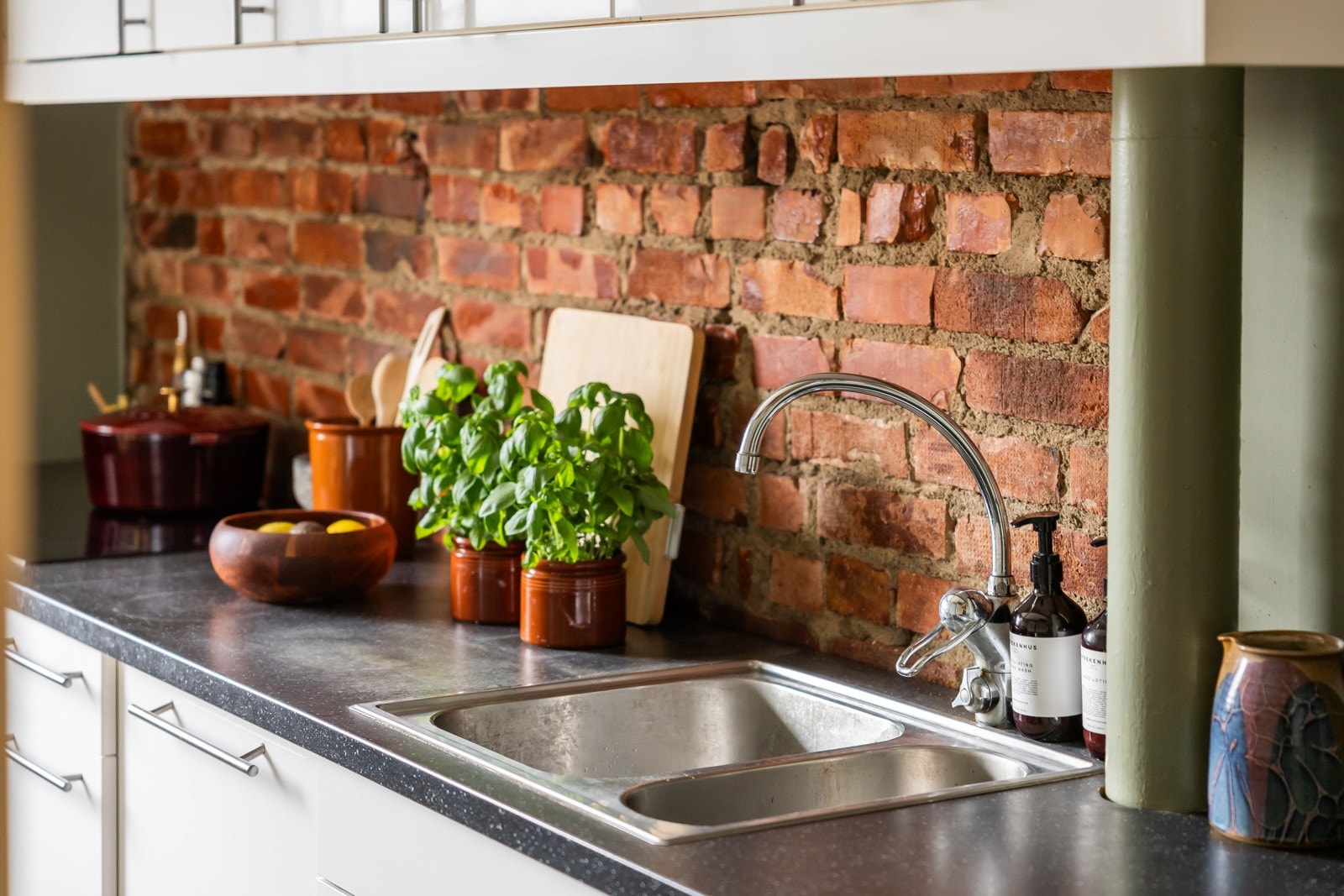 Selve innredningen har hvite fronter fra IKEA med integrerte hvitevarer som koketopp, stekeovn og oppvaskmaskin. Galleribilde