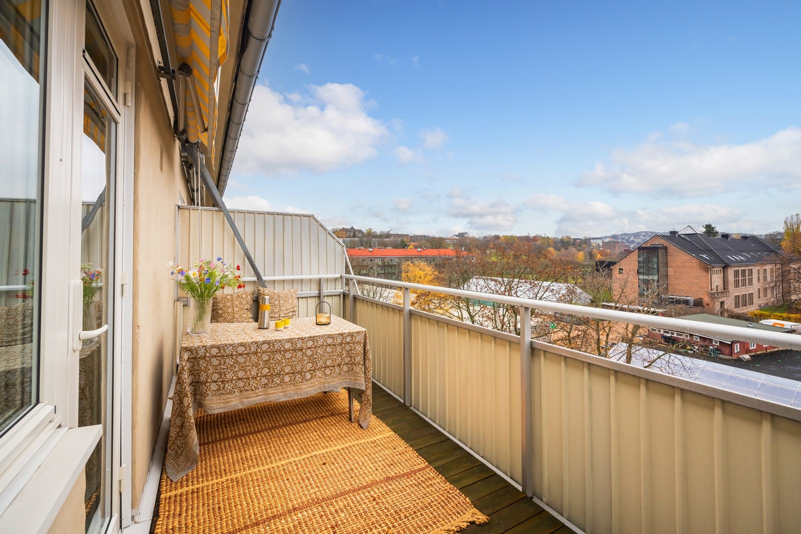 Stor solrik balkong på 7 kvm. Tillatt med elektrisk- og gassgrill. Galleribilde