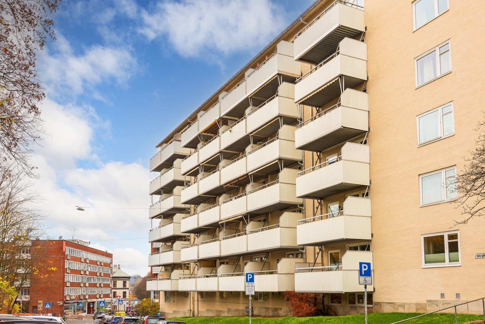Sars' gate 31B har en meget sentral beliggenhet på Sofienberg, med gangavstand til Grünerløkka med rikelig av restauranter, butikker mm Galleribilde
