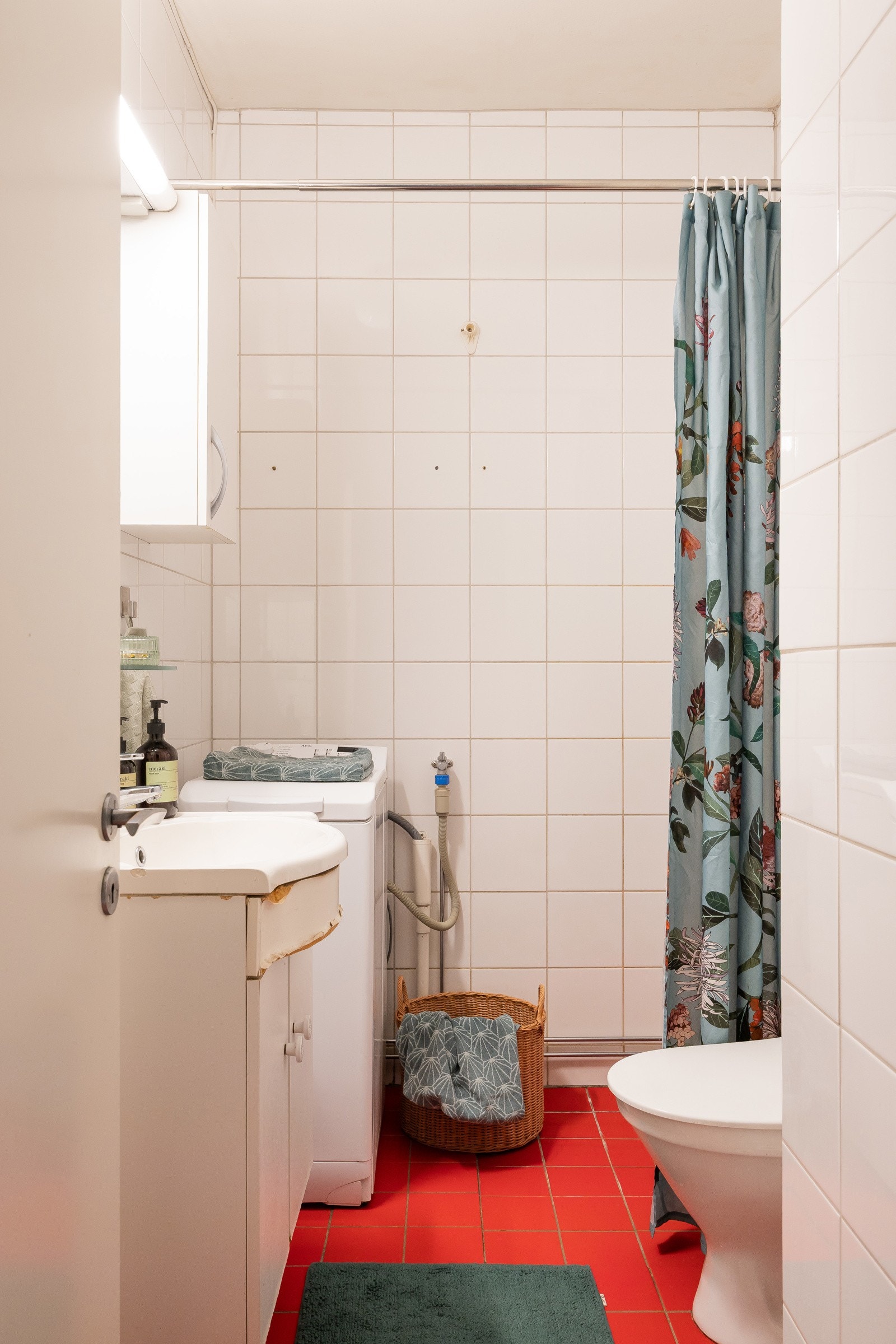 Badet ble oppgradert i regi av boligselskapet i 2006 med nytt sluk, membraner, fliser, sanitærutstyr og elektrisk gulvvarme. Opplegg for vaskemaskin. Galleribilde