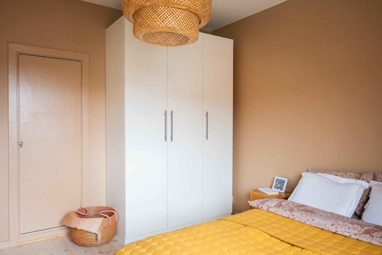 Originalt garderobeskap er bevart og supplert med ekstra garderobeskap. Galleribilde