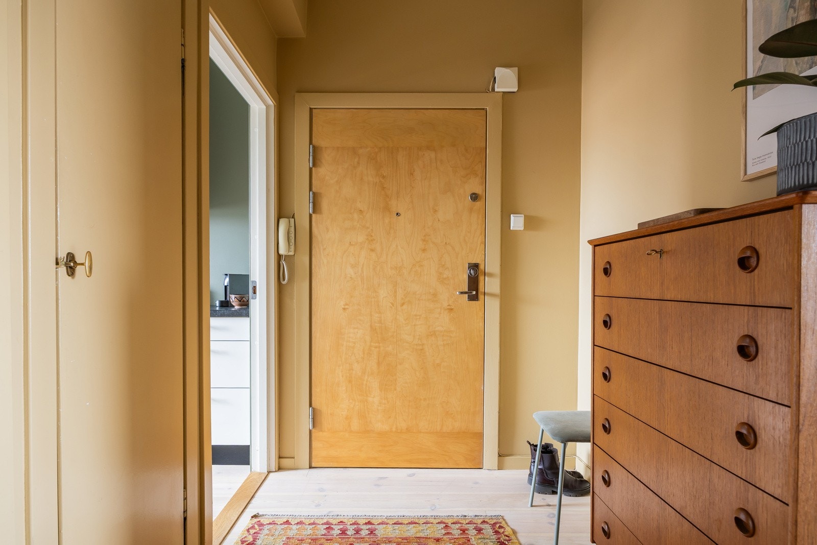 Originalt garderobeskap i entré oppbevaring. Ekstern lagringsplass i loftsbod på ca. 2 kvm (målbart areal, større gulvareal pga. skråtak) og kjellerbod på ca. 3 kvm. Galleribilde