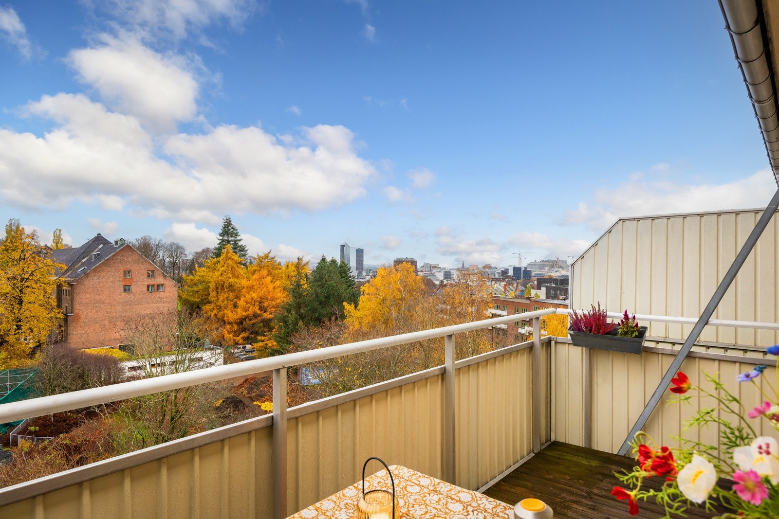 Boligen har en optimal beliggenhet i toppetasje, usjenert med utsikt mot Botaniske hage og byen. Galleribilde