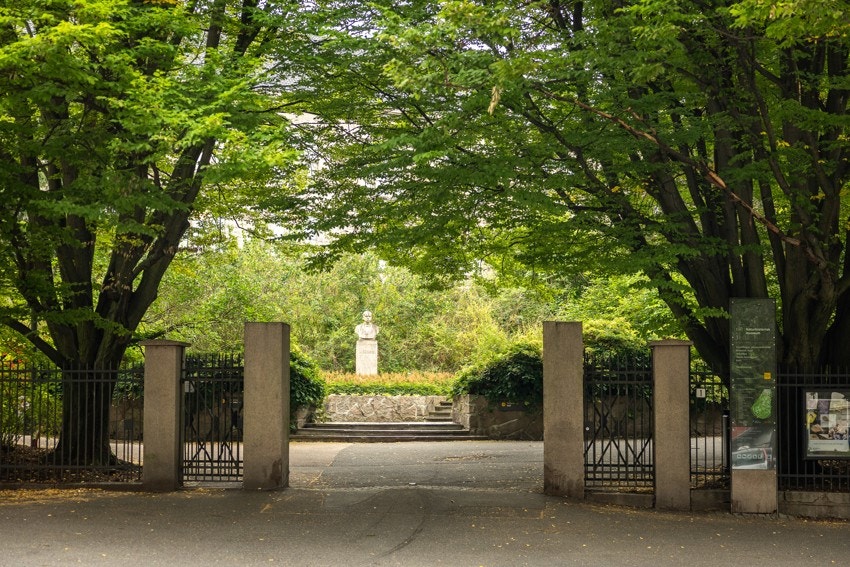 Boligen har svært god beliggenhet med idylliske Botaniske Hage som nærmeste nabo og utsikt. Galleribilde